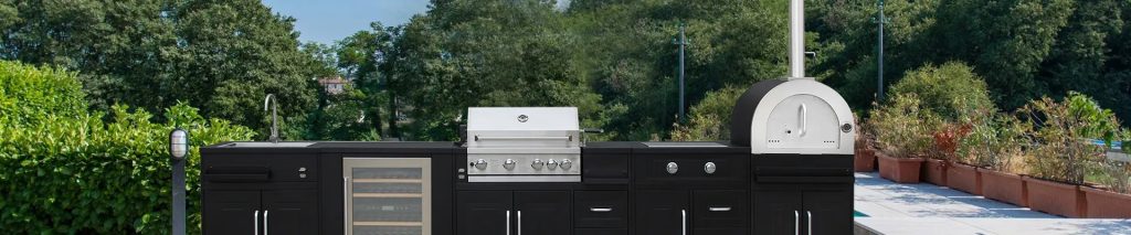 Cuisine d'extérieur équipée noir avec Barbecue et four à pizza
